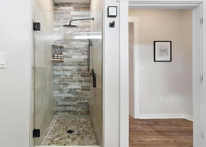 Hostwise - The Larryville - Amazing Bathroom, Perfect Location, Custom Build Pittsburgh