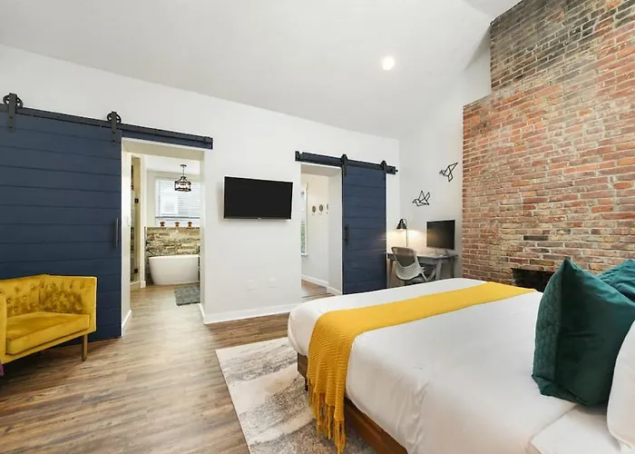 Hostwise - The Larryville - Amazing Bathroom, Perfect Location, Custom Build * Pittsburgh