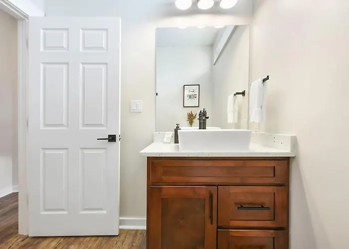 Hostwise - The Larryville - Amazing Bathroom, Perfect Location, Custom Build