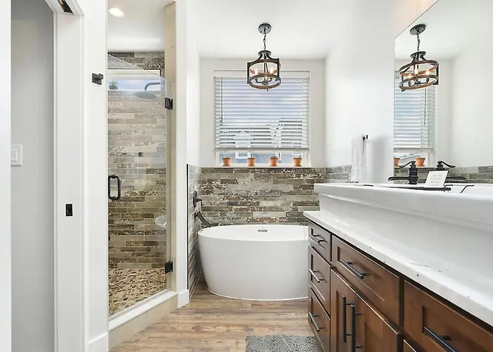 Hostwise - The Larryville - Amazing Bathroom, Perfect Location, Custom Build Holiday home *
