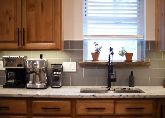 Holiday home Hostwise - The Larryville - Amazing Bathroom, Perfect Location, Custom Build *