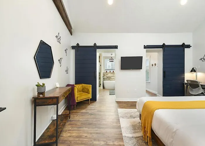 Holiday home Hostwise - The Larryville - Amazing Bathroom, Perfect Location, Custom Build Pittsburgh