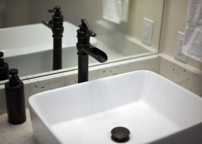 Hostwise - The Larryville - Amazing Bathroom, Perfect Location, Custom Build Holiday home