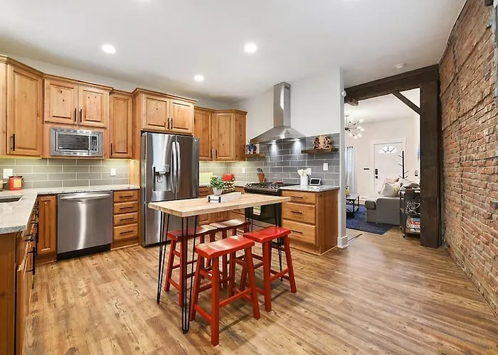 Hostwise - The Larryville - Amazing Bathroom, Perfect Location, Custom Build Pittsburgh