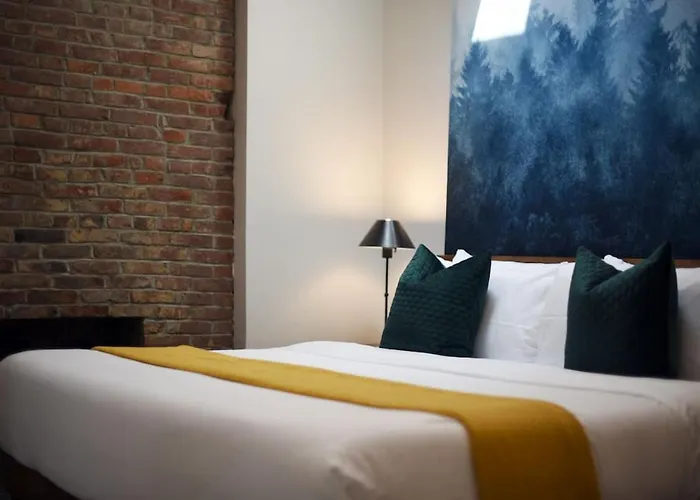Hostwise - The Larryville - Amazing Bathroom, Perfect Location, Custom Build Pittsburgh