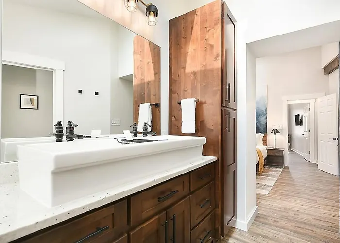 Hostwise - The Larryville - Amazing Bathroom, Perfect Location, Custom Build Holiday home Pittsburgh