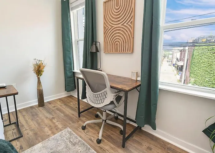Hostwise - The Larryville - Amazing Bathroom, Perfect Location, Custom Build