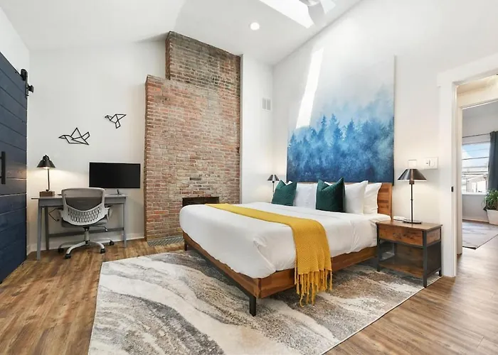 Hostwise - The Larryville - Amazing Bathroom, Perfect Location, Custom Build *