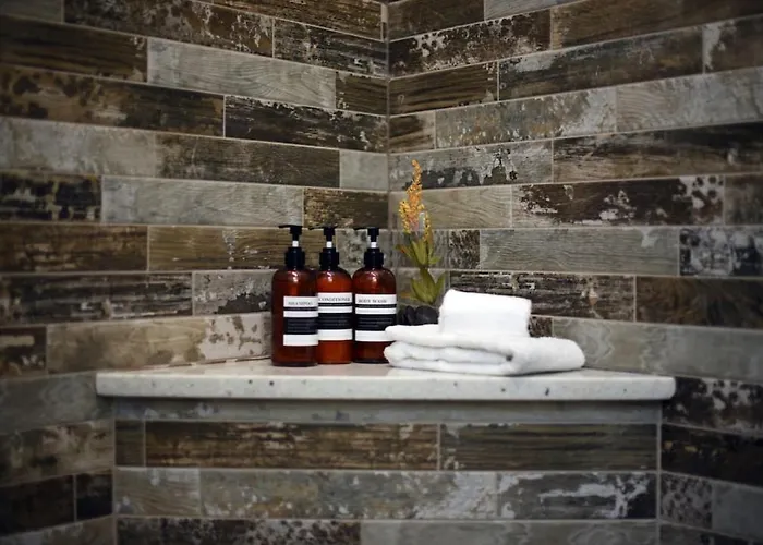 Holiday home Hostwise - The Larryville - Amazing Bathroom, Perfect Location, Custom Build