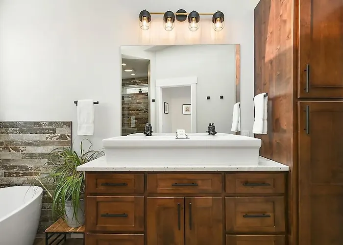 Hostwise - The Larryville - Amazing Bathroom, Perfect Location, Custom Build Pittsburgh