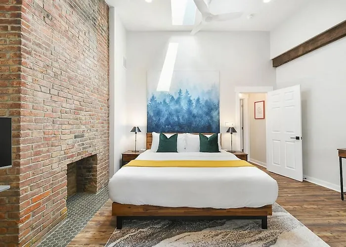 Hostwise - The Larryville - Amazing Bathroom, Perfect Location, Custom Build
